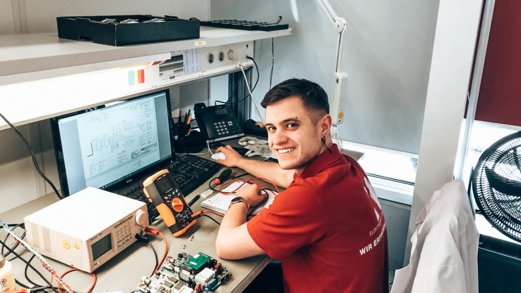Jonny Ausbildung Elektroniker Für Geräte & Systeme KNESTEL Technologie & Elektronik Jonny Ausbildung Elektroniker Für Geräte & Systeme KNESTEL Technologie & Elektronik